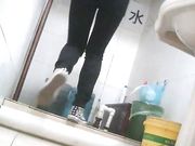 女厕偷拍 短发美女一看就是个骚货