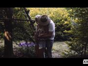 与金发美人在大自然中享受性爱