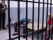 监狱里玩的很开心男女囚犯