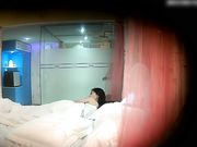 靓妹和男朋友开房自己忍不住摸一下