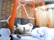 还在吃饭就被男的扒光衣服开操