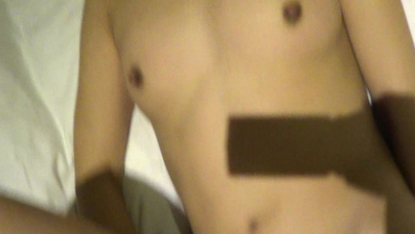 黑丝美女酒吧被男的灌醉带到宾馆肆意玩弄还给逼里涂点润滑油