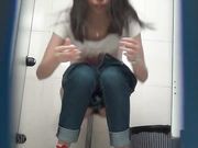 商场厕拍看起来很有邻家感觉的妹子