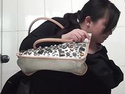 商场厕拍 美女的内裤还是黑丝的