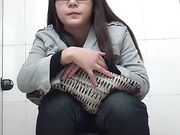 商场厕拍 美女的内裤还是黑丝的