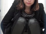 商场厕拍 小妹妹抹完还要抠一抠