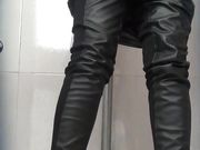 商场厕拍 小妹妹抹完还要抠一抠