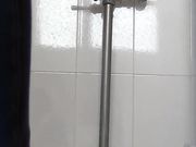 商场厕拍 小妹妹抹完还要抠一抠