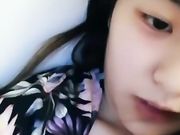 小美女床上慢慢脱掉衣服手指扣逼粉嫩逼逼很是诱惑喜欢不要错过