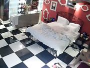 很能折腾的年轻情侣从浴室干到沙发