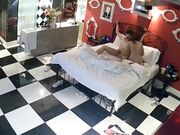 很能折腾的年轻情侣从浴室干到沙发