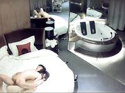 酒店偷拍娇小短发美女被男友压着操干出白浆