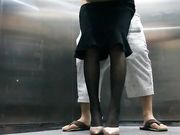 屌丝小混混穿着短裤拖鞋去接穿着性感白领女友下班看周围没有人直接在电梯里啪啪
