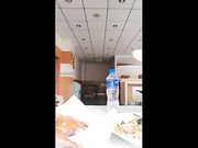 打完野战请白虎主播去餐厅吃大餐，餐厅玩露出，两人还挺能吃的