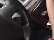 开车接漂亮情人直接在路边车震旁边还有个环卫大爷在打扫卫生