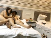 约酒店漂亮牛仔短裤前台服务啪啪太年轻刚干就大叫插的太深