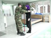 被好色士兵的老二干一次的女清洁工