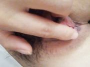 经常自慰的少女逼逼已经从容纳一根手指变成了两根被开发的很好