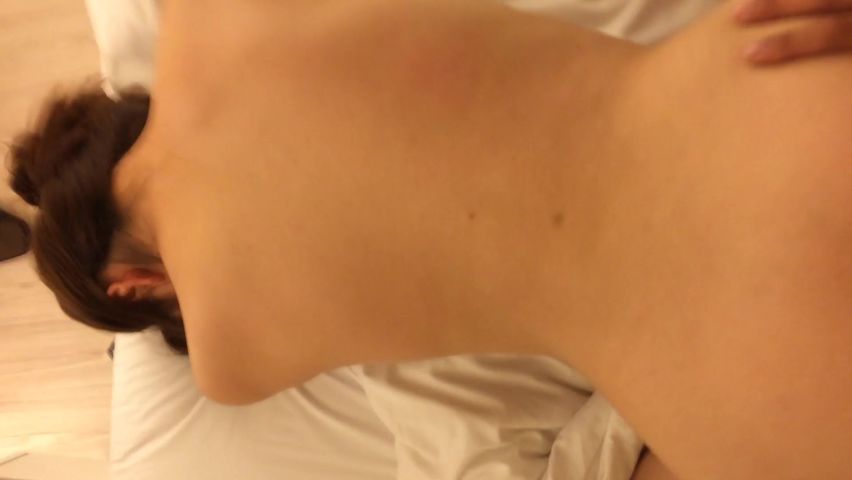 涉世未深的小妹被猥琐的网友骗到酒店开房