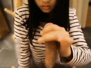 学妹太嫩不敢使劲操穿着衣服直接无套插嫩穴最后还是跪舔颜射