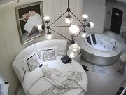 光头佬和情人开房偷情中午吃大蒜妹子嫌弃了