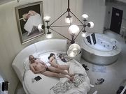 光头佬和情人开房偷情中午吃大蒜妹子嫌弃了