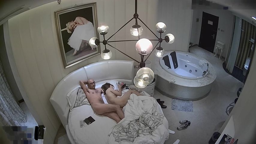 光头佬和情人开房偷情中午吃大蒜妹子嫌弃了