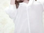 网红女主播没有男人陪她玩只好用瓶子插自己的骚逼