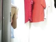 手机偷拍隔壁出租屋年轻的美女洗澡更衣