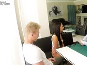 保姆陷阱一被拍到证据当着男友的面强迫女的做爱