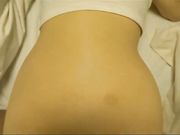 一边打着电话一边草骚女友让她的闺蜜听叫床声