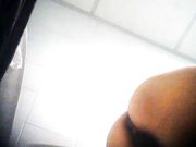 机场偷拍空姐专用女厕几个颜值不错的美女嘘嘘