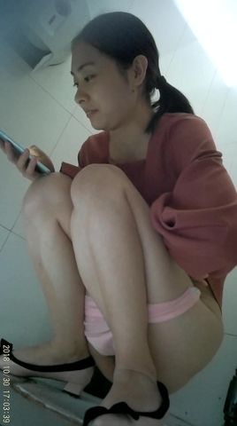 甜美型美少妇与白丝黑高绝色女秘书身材曼妙逼缝细长