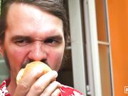 把路边站街女带到性爱馆里干一炮