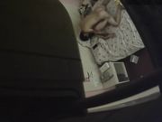 小旅馆服务员躲在透气窗上偷窥开房的情侣啪啪真刺激