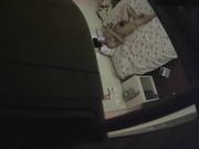 小旅馆服务员躲在透气窗上偷窥开房的情侣啪啪真刺激