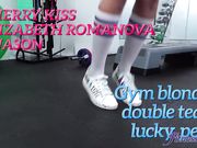 两个健身美妇女轮流骑着教练的脸和硬鸡巴