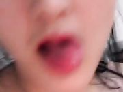 两个骚货一间房一个浴盆一张床直啤酒瓶子大茄子猛插浪逼