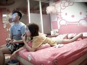 情人拿手机拍摄美女刚被操完的嫩穴照片给她看真漂亮!笑的真开心