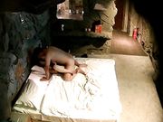 老牛吃嫩草中年男带着美乳小情人开房啪啪干完请她吃牛肉丸