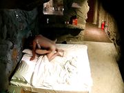 老牛吃嫩草中年男带着美乳小情人开房啪啪干完请她吃牛肉丸