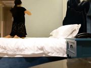 老婆来月事和小姨子去酒店开房一进房间就迫不及待扑倒