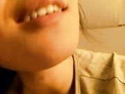 操哥们的漂亮骚女友平时叫她小嫂子现在我胯下舔鸡巴