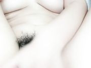 萌妹子浴室洗澡洗完马桶上手指扣逼自慰毛毛多性欲强