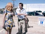 为免除违停的罚单给大屌警官干一炮