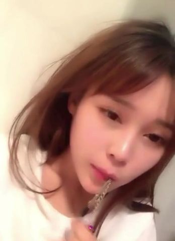 高颜值清纯萌妹KIKI黑色鸡鸡抽插自慰到高潮喷水