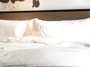 酒店开房操老婆的闺蜜啪啪玩得正爽媳妇来短信查岗了