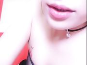 风骚漂亮的少妇先是给狼友看自己拍的小视频然后自慰