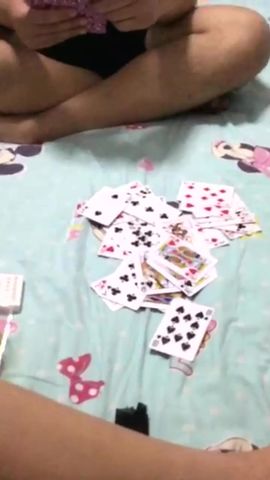 逗逼小青年裸体玩斗地主输的要拔阴毛妹子还说自己毛太难拨