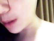 淫荡少妇全裸自摸秀到窗边自摸呻吟边摸边叫老公很是诱惑